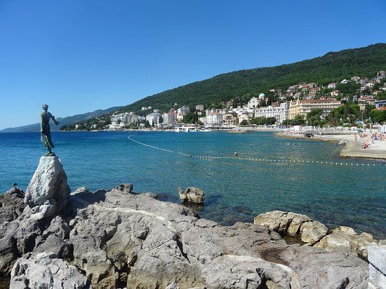 Statua della ragazza col gabbiano